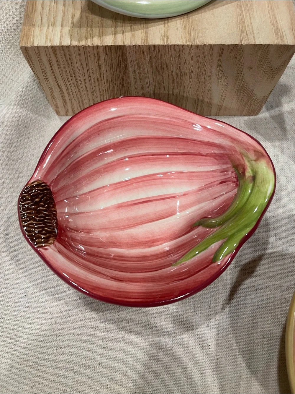 Williams Sonoma Ceramic Shell Dish 4pc in White, Red, and Cream serving, garnish